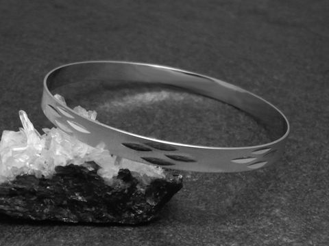 Silber Armreifen mit Diamantschliff, 6,4 mm, rhodiniert, 20,5 cm, Hersteller Juwelier Harnisch, elegant und zeitlos auf schwarzem Untergrund präsentiert.
