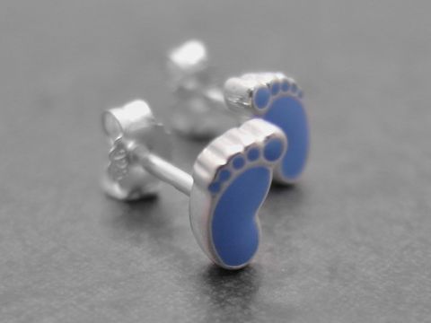 Zwei niedliche Ohrringe in Form eines Babyfußabdrucks aus Sterling Silber mit hellblauer Lackierung, ideal für Kinder, hergestellt von Juwelier Harnisch.