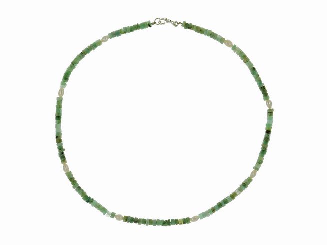 Steinkette in Grün und Weiß mit Smaragd und Süßwasser-Zuchtperlen von 4,5 bis 5,6 mm, Länge 45 cm, mit Silberverschluss, Hersteller Juwelier Harnisch.