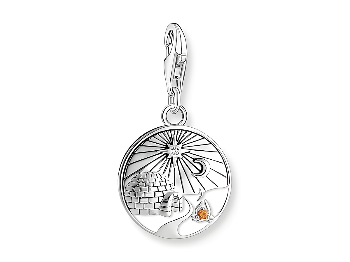 Charm-Anhänger von Thomas Sabo mit Iglu-Motiv, Silber, mehrfarbig mit Emaille und Zirkonia, zeigt eine Sonne, einen Mond und eine kleine Flamme.