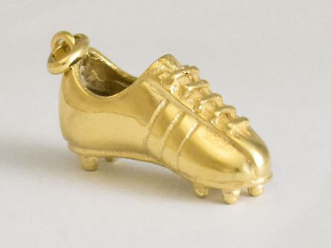 Goldener Fußball Schuh Anhänger aus Gold 333 von Juwelier Harnisch, ideal für Sportliebhaber und als Schmuckstück für Fans. Die detailreiche Ausführung macht ihn zu einem besonderen Accessoire.