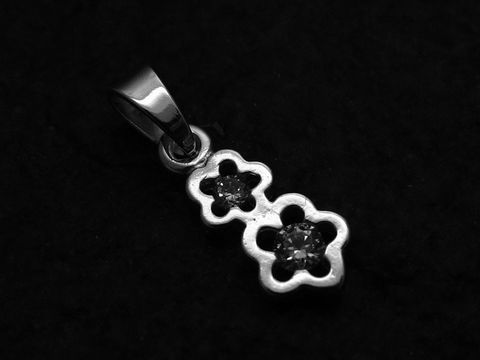 Niedlicher Anhänger in Form von zwei Blümchen aus 925 Sterling Silber, verziert mit Zirkonia, hergestellt von Juwelier Harnisch. Ideal für Schmuckliebhaber.