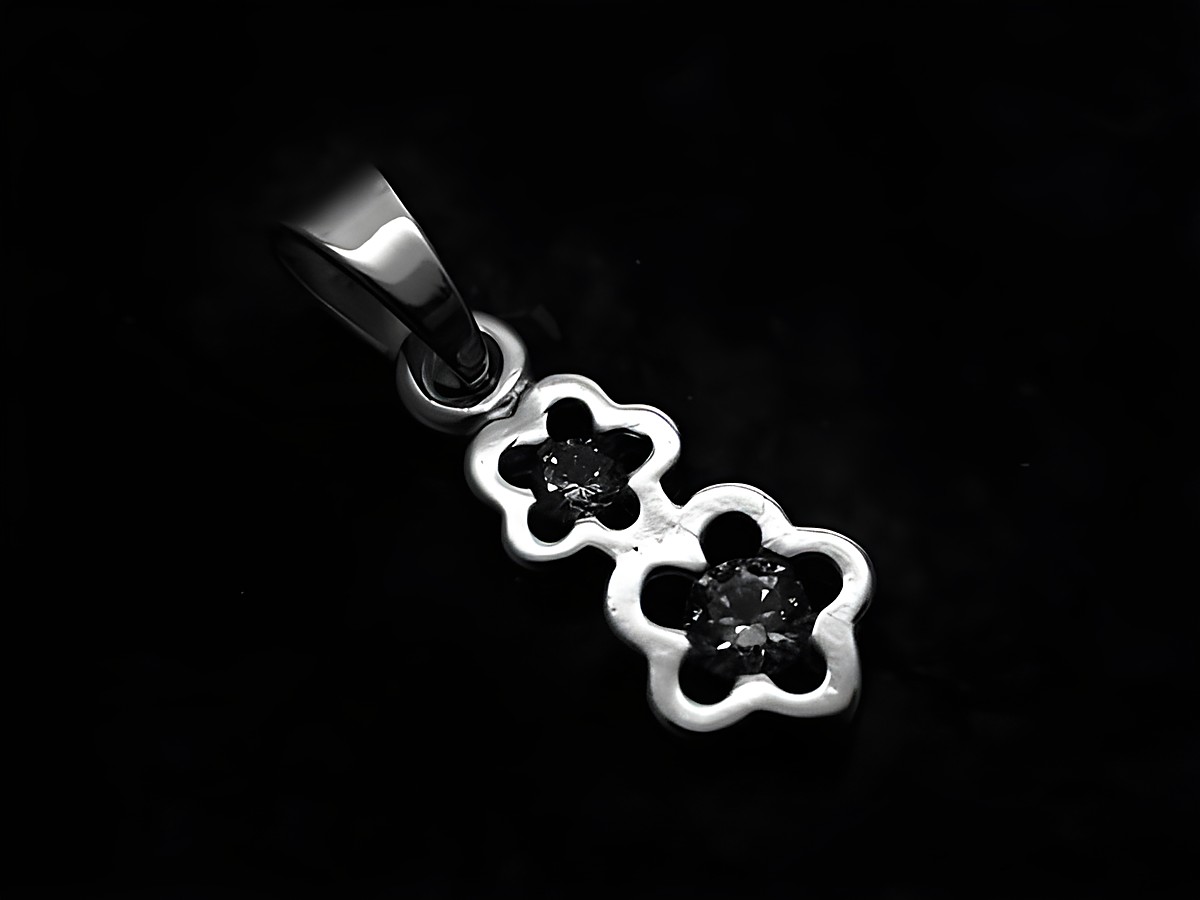 Niedlicher Anhänger in Form von zwei Blümchen aus 925 Sterling Silber, verziert mit Zirkonia, hergestellt von Juwelier Harnisch. Ideal für Schmuckliebhaber.