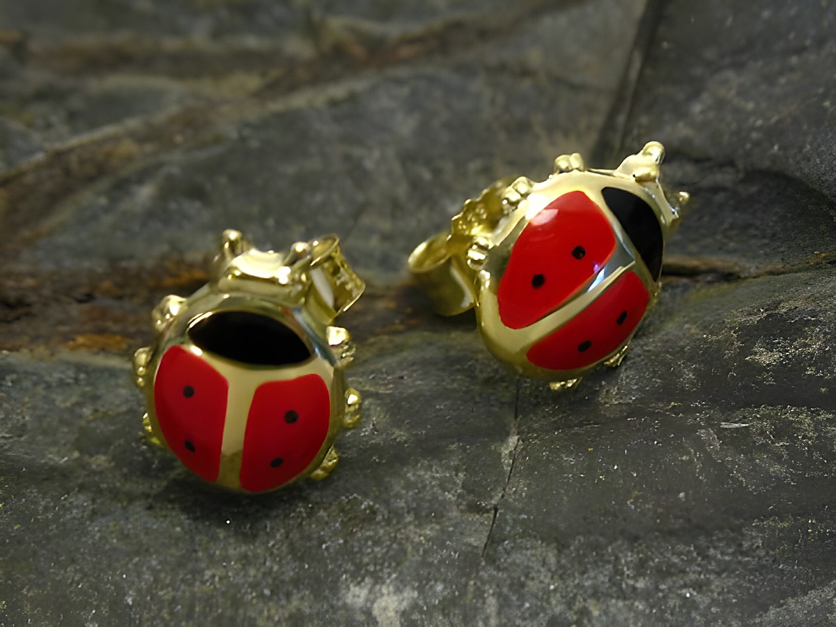 Marienkäfer emaillierte Gold Ohrringe für Kinder vom Juwelier Harnisch, süßes Design mit roten und schwarzen Akzenten, ideal als Geschenk für kleine Mädchen.