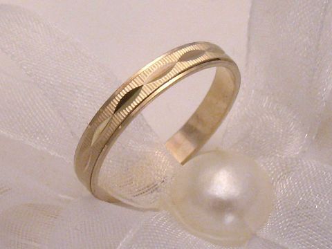 Freundschaftsring ELLIPSE aus Gold auf Silber in der Größe 52/16,5, hergestellt von Juwelier Harnisch, mit feiner Musterung und elegantem Design.