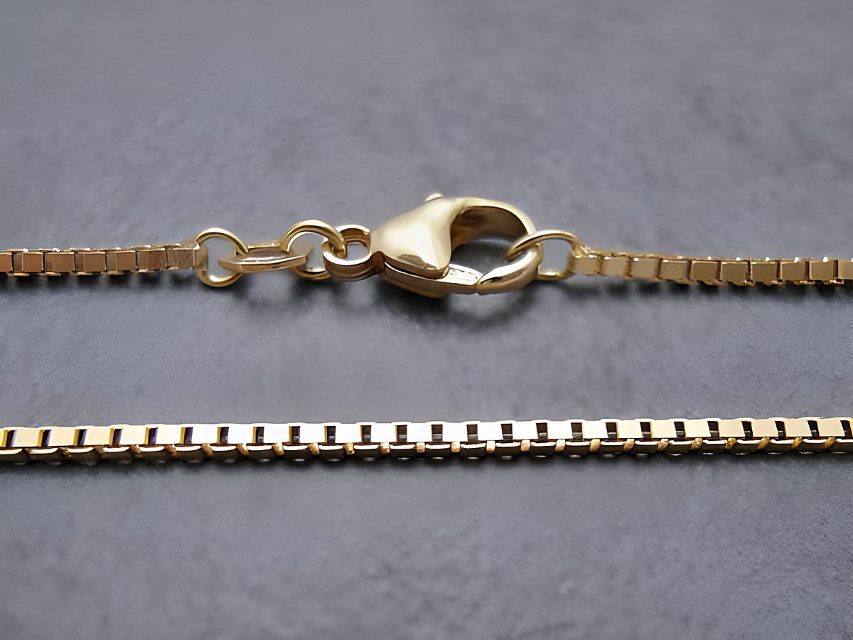 Venezianer Kette aus Gold 750 mit einer Länge von 42 cm und einer Breite von 1,4 x 1,4 mm, bietet eleganten Schmuck mit einem stabilen Verschluss, Hersteller Juwelier Harnisch.