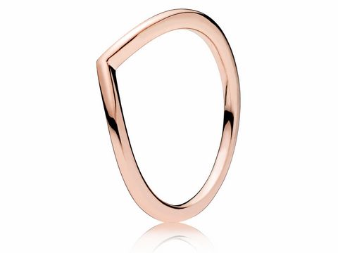 Der Ring von Pandora mit der Bezeichnung Shining Wish in Größe 52 zeigt ein elegantes, geschwungenes Design aus roségoldfarbenem Metall, das zeitlos und modern wirkt.