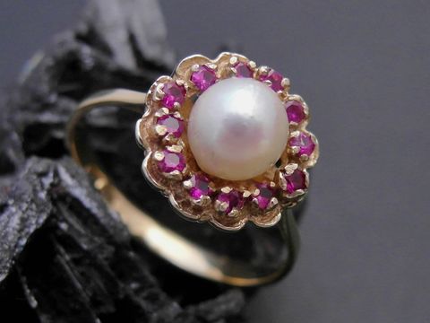 Gold Perlen Ring blumig Größe 53 mit 6,1 mm Zuchtperle und synthetischen Rubinen, Gold 333 vom Hersteller Juwelier Harnisch, geeignet bis Größe 54/17,5.