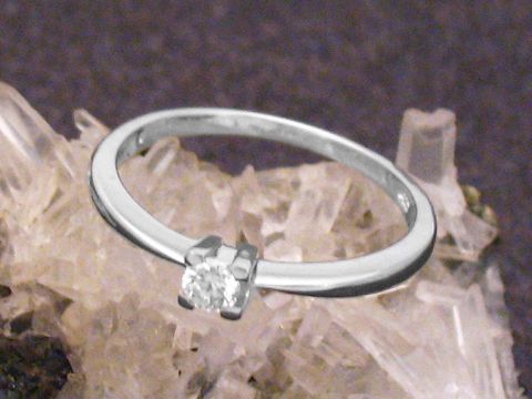 Weißgold 585 Ring - zart - Brillant - Gr. 55 - Goldring, Hersteller: Juwelier Harnisch, bis Gr. 56/18, elegant auf einem mineralischen Untergrund präsentiert.