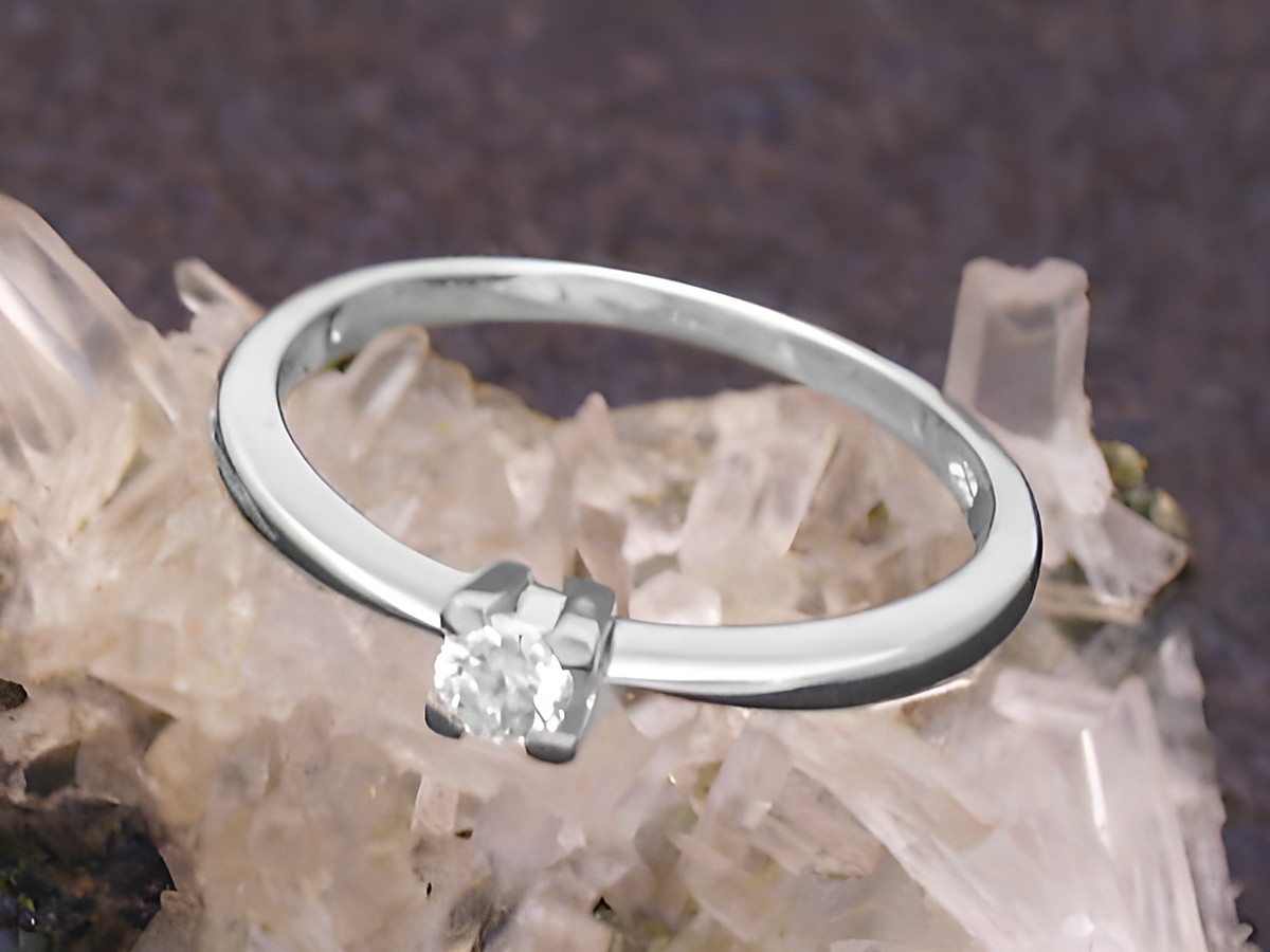 Weißgold 585 Ring - zart - Brillant - Gr. 55 - Goldring, Hersteller: Juwelier Harnisch, bis Gr. 56/18, elegant auf einem mineralischen Untergrund präsentiert.