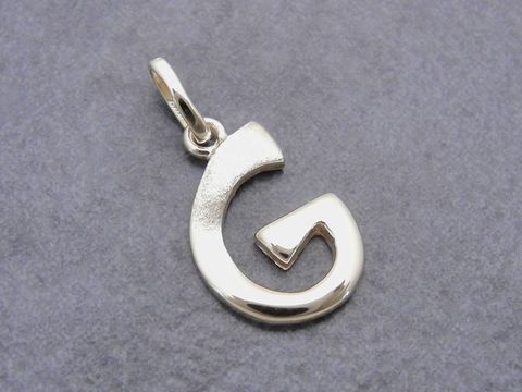 Buchstaben Anhänger G teilmattiert aus Gold 333, hergestellt von Juwelier Harnisch, stilvolles und elegantes Design, ideal als persönliches Geschenk oder für den eigenen Schmuck.