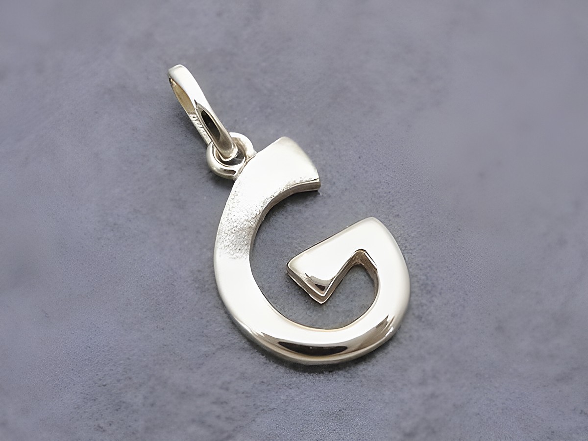 Buchstaben Anhänger G teilmattiert aus Gold 333, hergestellt von Juwelier Harnisch, stilvolles und elegantes Design, ideal als persönliches Geschenk oder für den eigenen Schmuck.