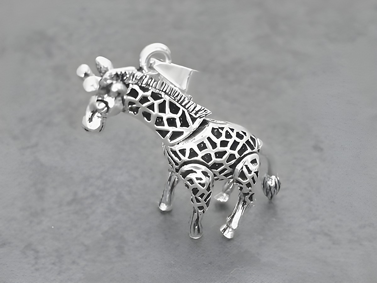 Silber Anhänger Giraffe beweglich tierisch von Juwelier Harnisch, detailreiche Darstellung eines Giraffenmotivs, ideal für Tierliebhaber und Schmuckliebhaber. – Ansicht 2