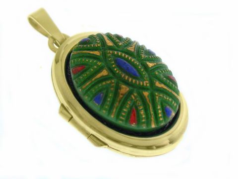 Medaille mit Cabochon in grüner Farbe, verziert mit feinen Mustern in Blau und Rot, umgeben von einem goldenen Rahmen aus Gold 585, Hersteller Juwelier Harnisch.