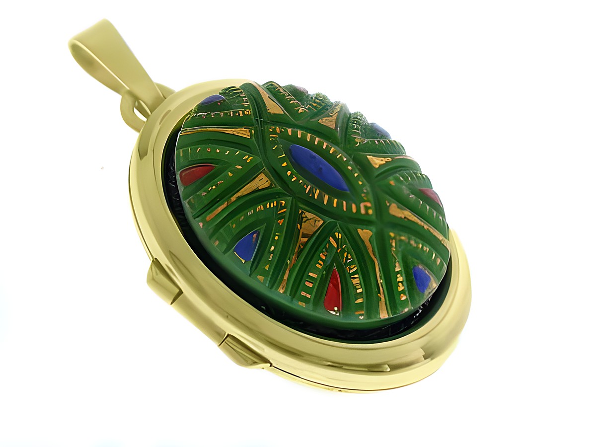 Medaille mit Cabochon in grüner Farbe, verziert mit feinen Mustern in Blau und Rot, umgeben von einem goldenen Rahmen aus Gold 585, Hersteller Juwelier Harnisch.