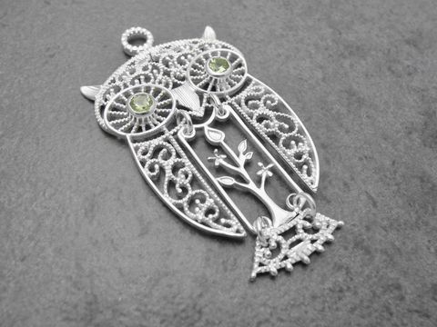 Silber Anhänger in Form einer Eule mit beweglichem Element und Peridot-Steinen, von Juwelier Harnisch, als Glücksbringer gestaltet, ideal für Tierliebhaber.