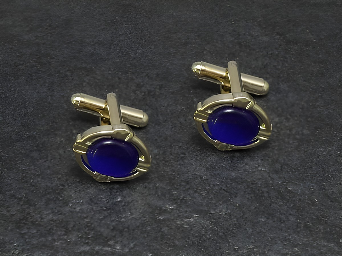 Manschettenknöpfe in blauem Design mit einer Größe von 16 mm, goldfarben gefertigt, vom Hersteller Juwelier Harnisch. Elegant und stilvoll für besondere Anlässe.