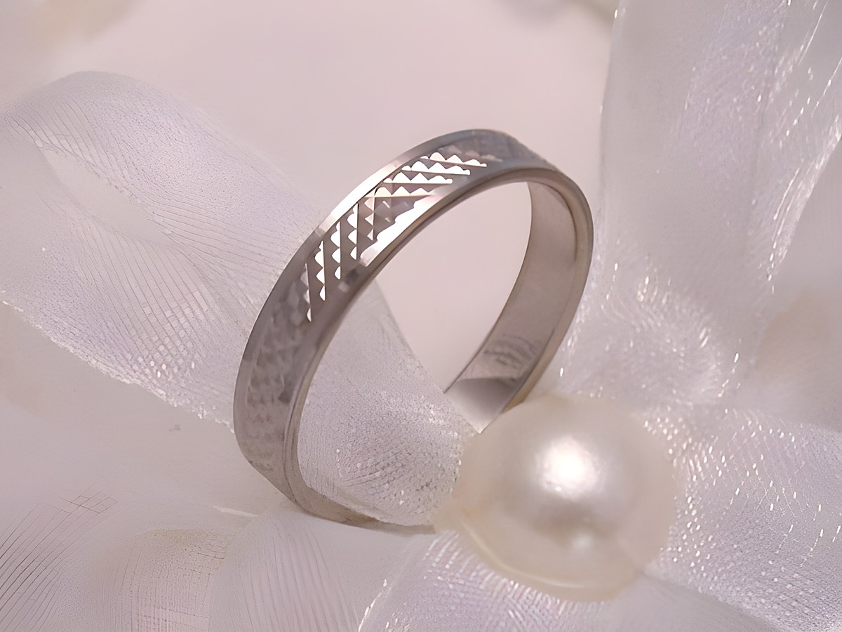 Trauring Ehering GORGEOUS aus hochwertigem Weißgold 333 in Größe 65/20,7 mit einer eleganten Facettierung, hergestellt von Juwelier Harnisch, bis Größe 66/21,0.