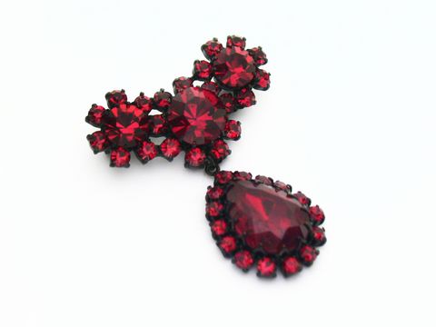Strass Brosche Wunderschön Rot und Gefasst neu von Juwelier Harnisch. Die Brosche glänzt mit funkelnden roten Kristallen und einer eleganten Tropfenform, ideal für besondere Anlässe.