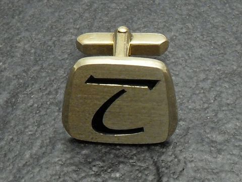 Vergoldete Manschettenknöpfe mit der Initiale T, Hersteller Juwelier Harnisch, elegant gestaltet, ideal für formelle Anlässe oder als persönliches Geschenk.