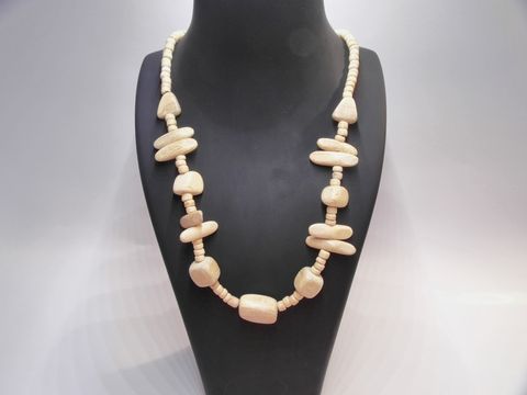 Holzkette in naturbraun mit verschiedenen geometrischen Formen, Länge 60 cm, hergestellt von Juwelier Harnisch, eignet sich perfekt als natürlicher Schmuck.