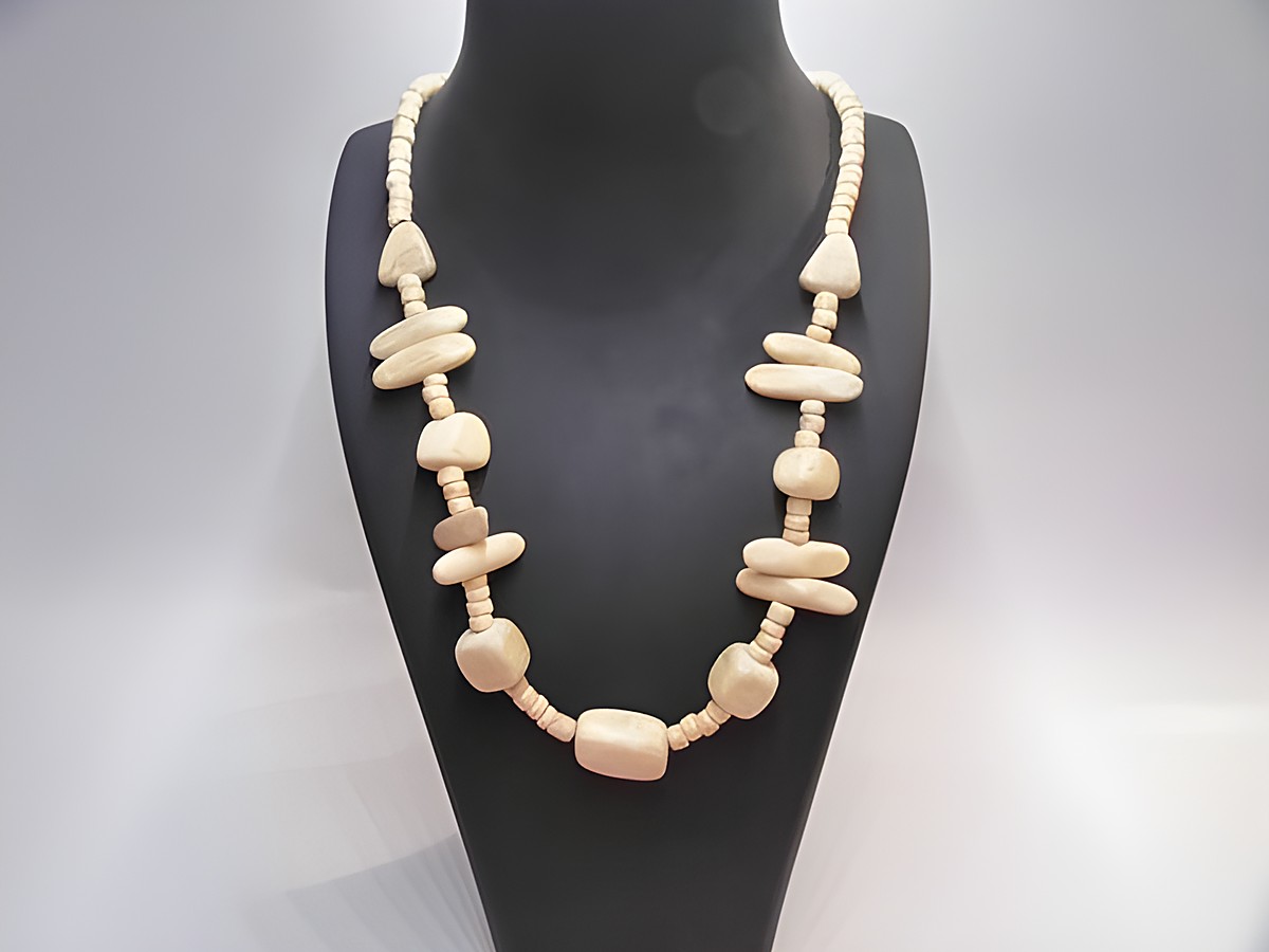 Holzkette in naturbraun mit verschiedenen geometrischen Formen, Länge 60 cm, hergestellt von Juwelier Harnisch, eignet sich perfekt als natürlicher Schmuck.