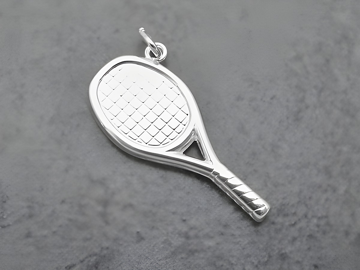 Tennisschläger-Anhänger aus Sterling Silber, sportliches Design, hergestellt von Juwelier Harnisch, ideal für Sportliebhaber und Tennisfans.