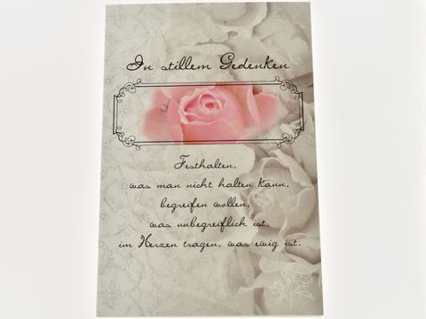 Eine traute Trauerkarte mit einer rosefarbenen Rose und einem dekorativen Rahmen. Der Text vermittelt Trost und die Botschaft des Erinnerns in stiller Anteilnahme. Hersteller ist Juwelier Harnisch.