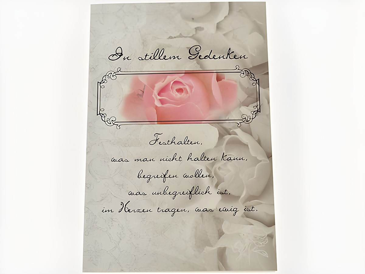 Eine traute Trauerkarte mit einer rosefarbenen Rose und einem dekorativen Rahmen. Der Text vermittelt Trost und die Botschaft des Erinnerns in stiller Anteilnahme. Hersteller ist Juwelier Harnisch.