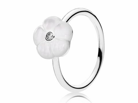 190999060-0 Silberner Ring von Pandora mit einer weißen Blüte aus Perlmutt und einem Zirkonia Stein in der Mitte, Größe 60/19. Elegantes und zartes Design für jeden Anlass.