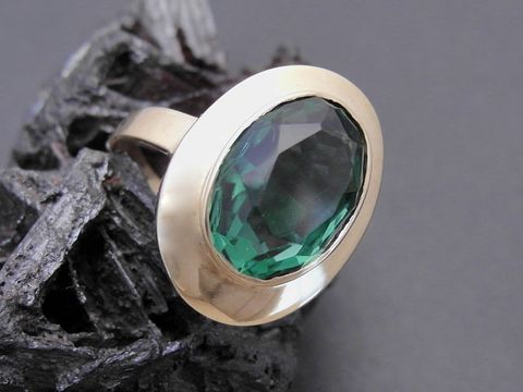 49614-0 Goldring aufregend Größe 52 mit unechtem Stein in Gold 333, Hersteller Juwelier Harnisch, bis Größe 52/17.