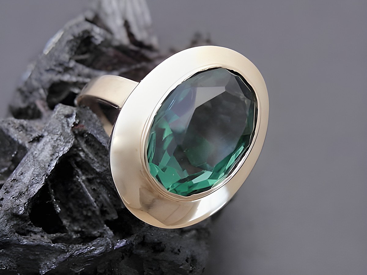 Goldring aufregend Größe 52 mit unechtem Stein in Gold 333, Hersteller Juwelier Harnisch, bis Größe 52/17.