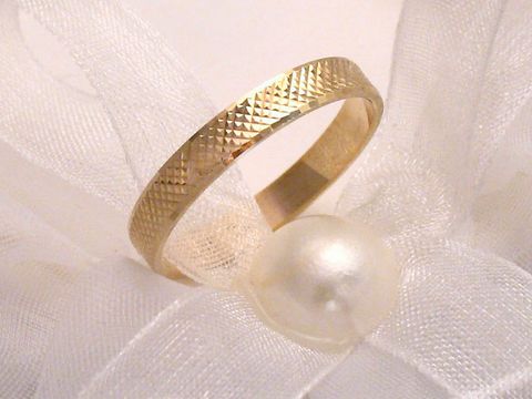 400285-0 Trauring Ehering GORGEOUS in Gold 333, Größe 55/17,5, mit feinem, strukturierter Oberfläche, präsentiert auf zartem Stoff und einer Perle, Hersteller Juwelier Harnisch, bis Größe 56/17,8.