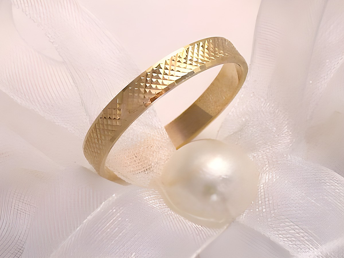 Trauring Ehering GORGEOUS in Gold 333, Größe 55/17,5, mit feinem, strukturierter Oberfläche, präsentiert auf zartem Stoff und einer Perle, Hersteller Juwelier Harnisch, bis Größe 56/17,8.