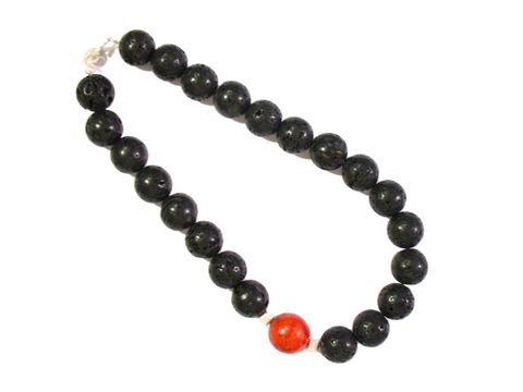 Lavakette aus schwarzen Lavakugeln mit einer auffälligen Koralle in der Mitte, 45 cm lang, Silberverschluss, Hersteller Juwelier Harnisch, Lava Schmuck.