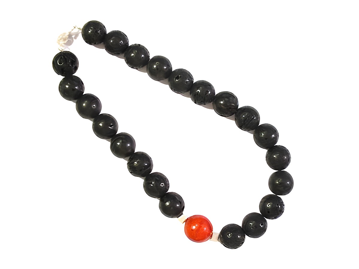 Lavakette aus schwarzen Lavakugeln mit einer auffälligen Koralle in der Mitte, 45 cm lang, Silberverschluss, Hersteller Juwelier Harnisch, Lava Schmuck.
