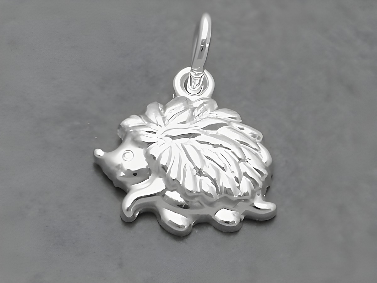 Igel Sterling Silber Anhänger tierisch von Juwelier Harnisch zeigt einen detaillierten, glänzenden Igel mit Blättern, ideal für Tierliebhaber und Schmuckenthusiasten.