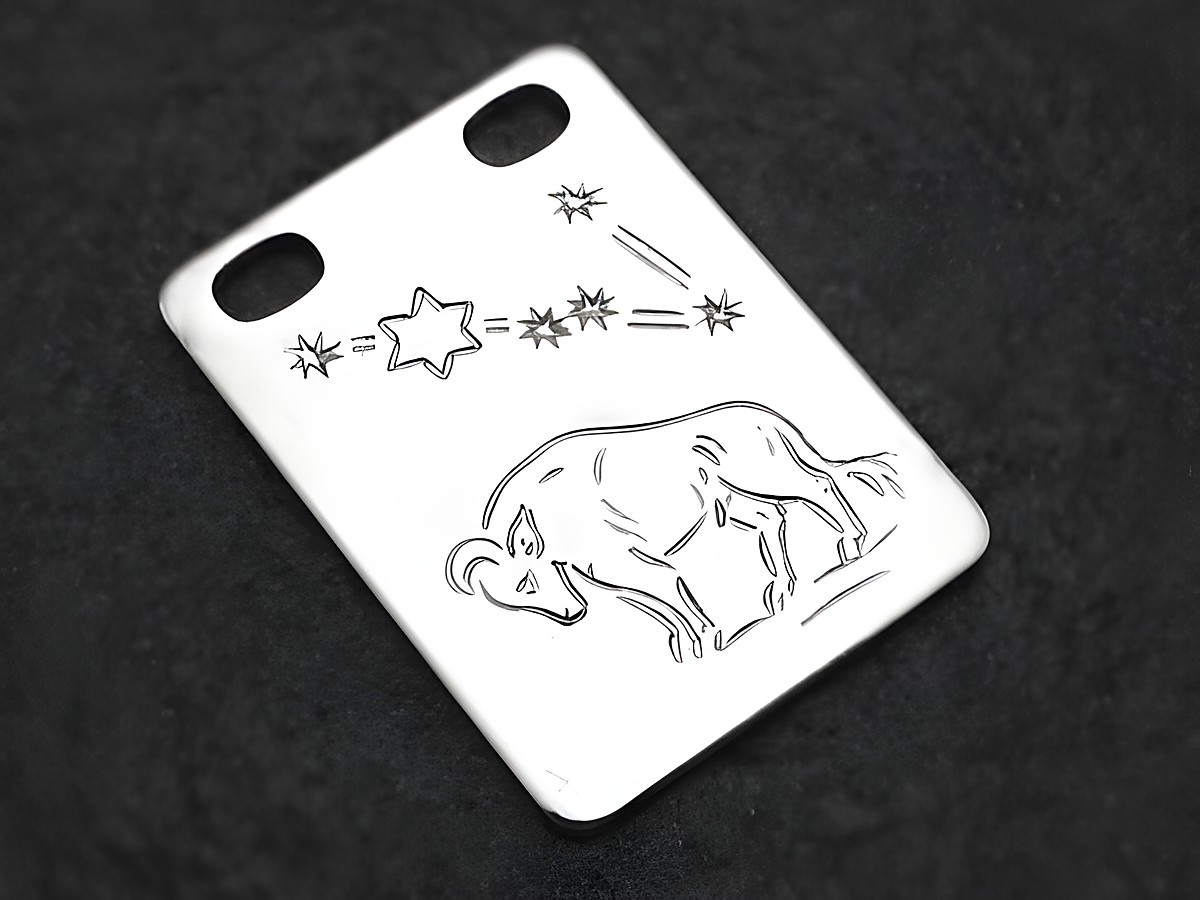 Eckige Gravurplatte aus Silber mit dem Sternzeichen Stier. Auf der Platte ist ein Stier abgebildet, umgeben von einem Silberstern und weiteren Sternen. Hersteller: Juwelier Harnisch.