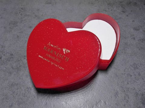 Geschenkschachtel in Herzform, rot glitzernd mit weißem Innenleben, Hersteller: Juwelier Harnisch, Maße 80 x 70 x 35 mm, ideal für Geschenke wie Schmuck oder besondere Überraschungen.