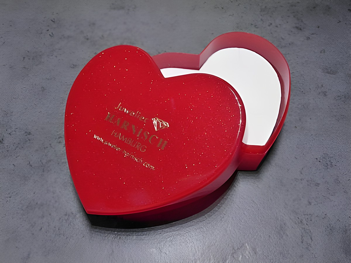Geschenkschachtel in Herzform, rot glitzernd mit weißem Innenleben, Hersteller: Juwelier Harnisch, Maße 80 x 70 x 35 mm, ideal für Geschenke wie Schmuck oder besondere Überraschungen.