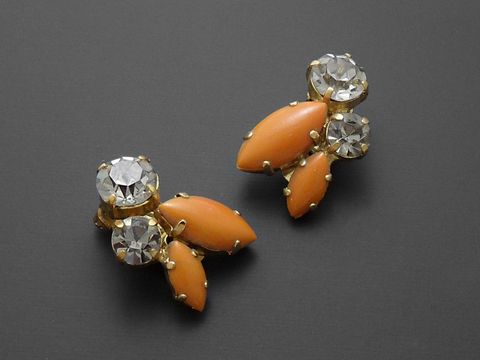 Strass Ohrclip shiny in orange-weiß, verziert mit funkelnden Strasssteinen, hergestellt von Juwelier Harnisch, ideale Ergänzung für jeden Anlass, elegante und auffällige Strass Ohrclips.