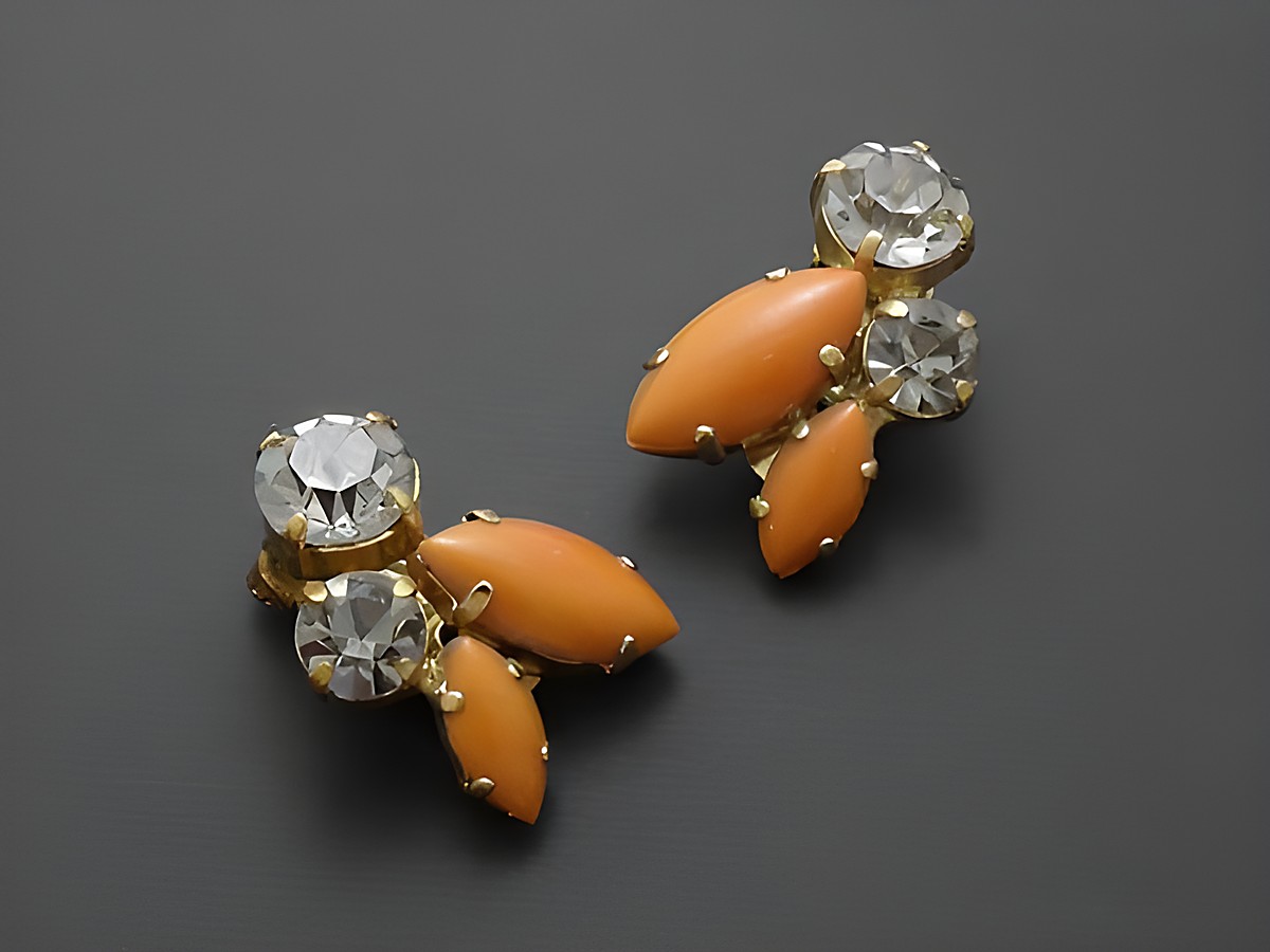 Strass Ohrclip shiny in orange-weiß, verziert mit funkelnden Strasssteinen, hergestellt von Juwelier Harnisch, ideale Ergänzung für jeden Anlass, elegante und auffällige Strass Ohrclips.