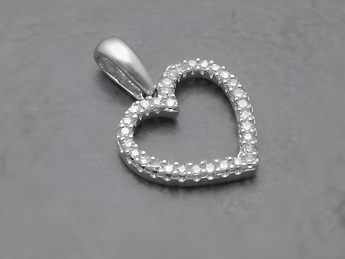 Herzförmiger Anhänger aus Weißgold 585, romantisch gestaltet mit Pavé-Diamanten. Hersteller: Juwelier Harnisch, Perlen & Steine. Ideal für besondere Anlässe.