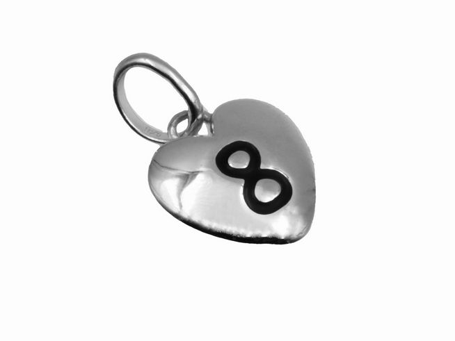 Herz Anhänger 8 aus 925 Sterling Silber, poliert und rhodiniert, glänzende Oberfläche, mit schwarzer Zahl 8, hergestellt von Juwelier Harnisch, ideal für Schmuckliebhaber.