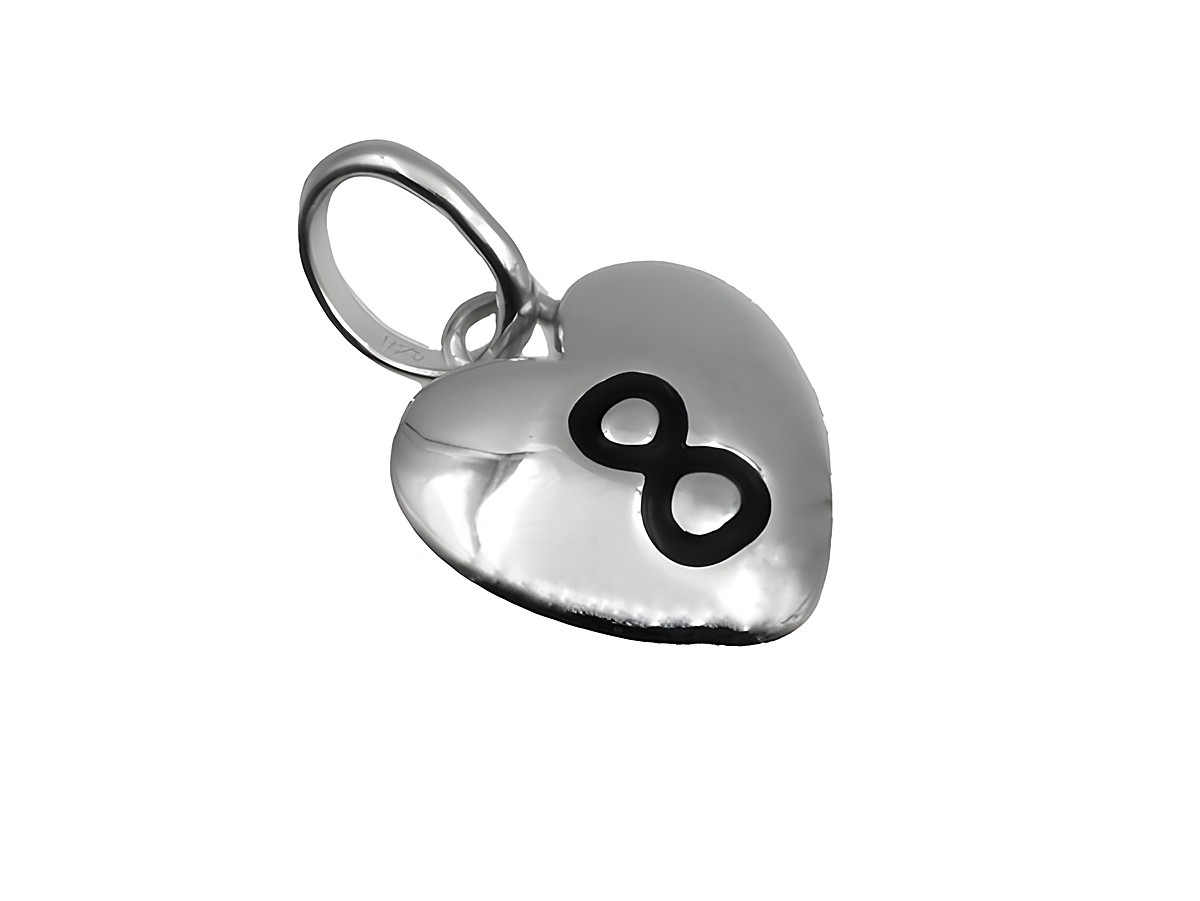 Herz Anhänger 8 aus 925 Sterling Silber, poliert und rhodiniert, glänzende Oberfläche, mit schwarzer Zahl 8, hergestellt von Juwelier Harnisch, ideal für Schmuckliebhaber.