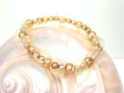 Perlenarmband mit Organza in barocker Form, 20 cm lang, in champagnerfarbener Ausführung, hergestellt von Juwelier Harnisch, passend zu Perlenohrringen und Armbändern.
