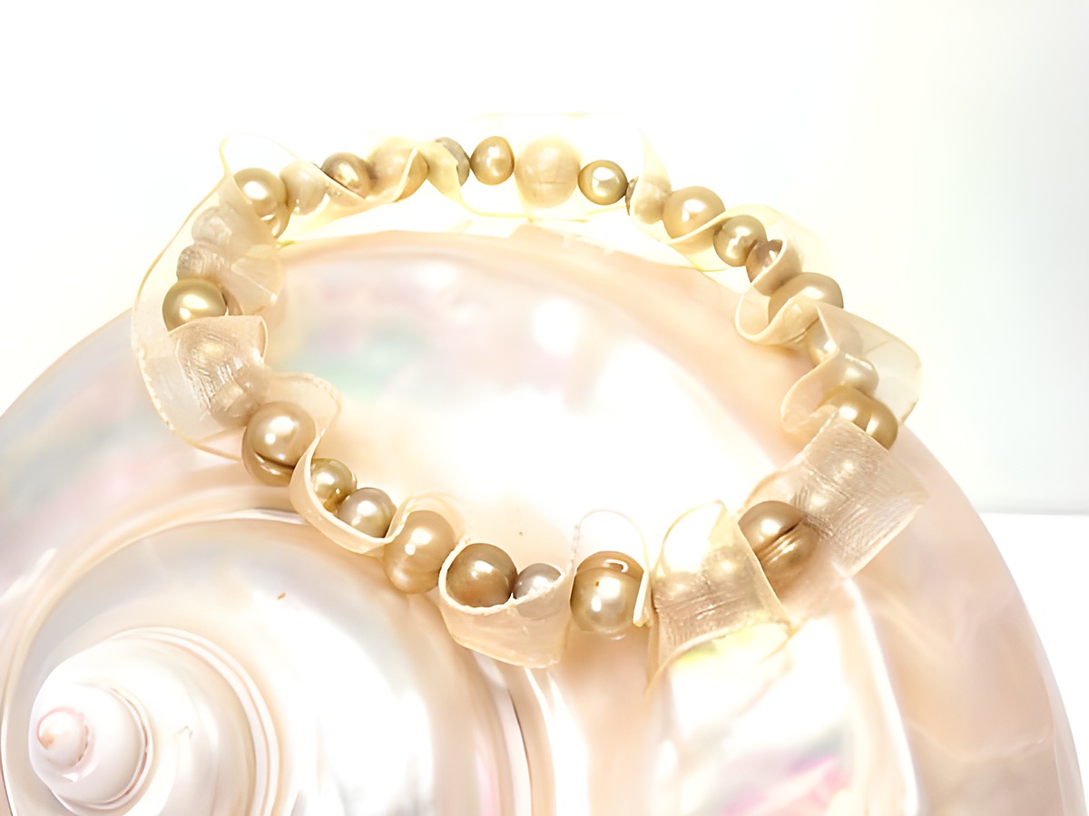 Perlenarmband mit Organza in barocker Form, 20 cm lang, in champagnerfarbener Ausführung, hergestellt von Juwelier Harnisch, passend zu Perlenohrringen und Armbändern.