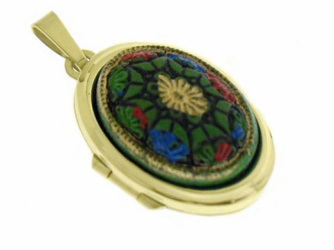 Medaillon mit Cabochon in grüner Linienoptik, umgeben von zartem Gold 585, hochwertiger Hersteller Juwelier Harnisch. Elegantes Schmuckstück mit feinem Detail.