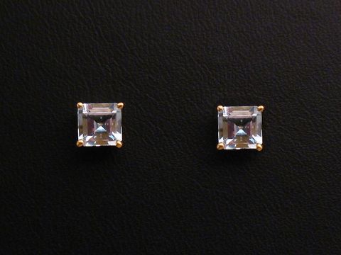 42525-0 Blautopas Ohrringe eckig in Gold 585 von Juwelier Harnisch, schlichte Eleganz mit funkelnden Steinen in quadratischer Form, ideal für jeden Anlass.