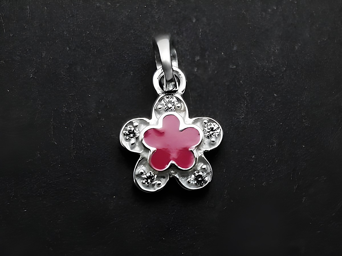 Silber Anhänger in Blütenform, rhodiniert mit rosa Lack und Zirkonia, ideal für Kinder, Hersteller Juwelier Harnisch.